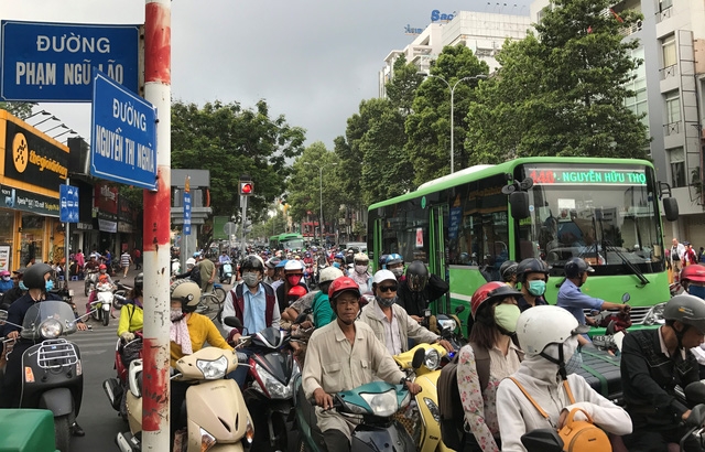  Sau 2 ngày thực hiện việc rào chắn, phân luồng để thi công, sáng đầu tuần hôm nay (24/4), nhiều tuyến đường, giao lộ ở trung tâm bị ùn ứ nghiêm trọng. 