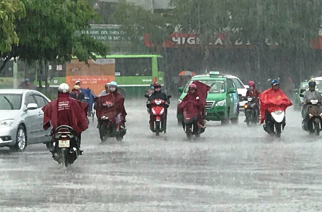  Cơn mưa lớn bất ngờ đổ xuống ngay giờ cao điểm sáng nay 24/4 ở trung tâm Sài Gòn. Nhiều người dân 1 phen chới với dầm dưới cơn mưa để tìm hướng đi do nhiều tuyến đường đã được thay đổi lộ trình lưu thông. 