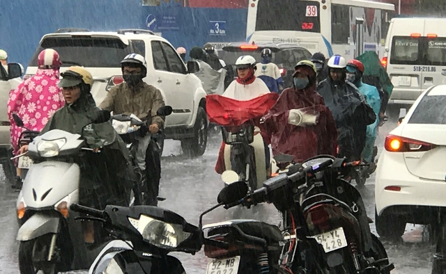 Không ít người đã lao thẳng vào đường cấm, đoạn tuyến đã được phân luồng để đi theo thói quen cũ đã khiến giao thông càng trở nên hỗn loạn.