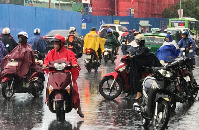 Nhiều người chạy lộn xộn để cố thoát khỏi cảnh kẹt xe dưới cơn mưa tầm tã.