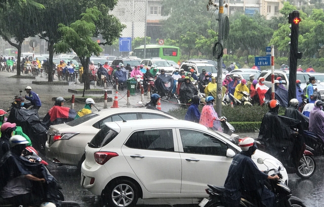 Giao lộ Nguyễn Thị Nghĩa - Lê Lai, 1 trong số những điểm giao thông được điều chỉnh lộ trình nhằm phục vụ thi công công trình nhà ga Metro Bến Thành.