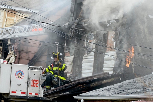  Căn nhà bốc cháy dữ dội tại khu Queens Village. Ảnh: New York Daily News 