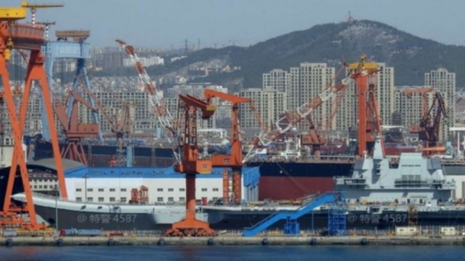 Tàu sân bay tự đóng Type 001A của Trung Quốc tại xưởng đóng tàu ở thành phố Đại Liên, tỉnh Liêu Ninh /// Ảnh chụp màn hình SCMP