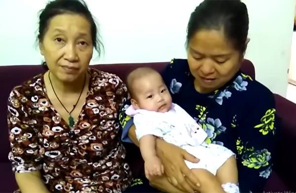 Bé gái đang được một số hộ dân tầng 9 chung cư chăm sóc (Ảnh bạn đọc cung cấp).