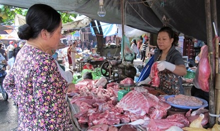 Người tiêu dùng đang bị móc túi quá nhiều, do miếng thịt đi qua nhiều khâu trung gian. Ảnh: Bình Phương.