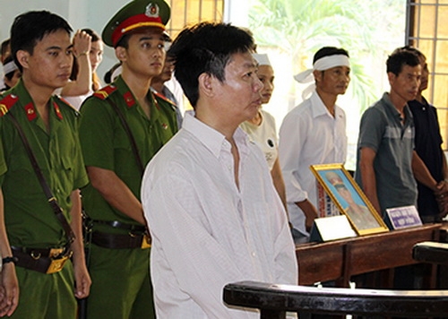 nguoi-dan-ong-giet-cuu-si-quan-quan-doi-vi-bi-doi-no