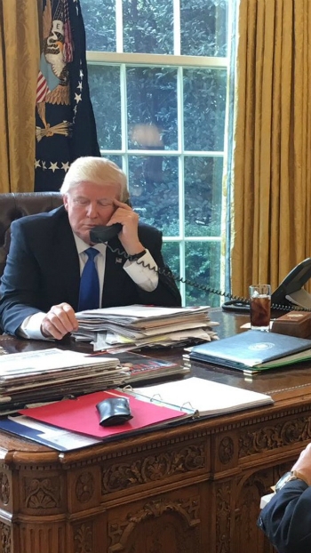 cong-dung-cua-chiec-nut-do-tren-ban-lam-viec-cua-trump-1