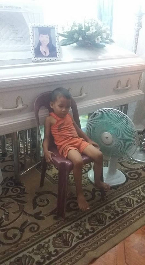qua nho de hieu me qua doi, cau be bat hoi ben quan tai 'sao me khong nam canh con?' - 2