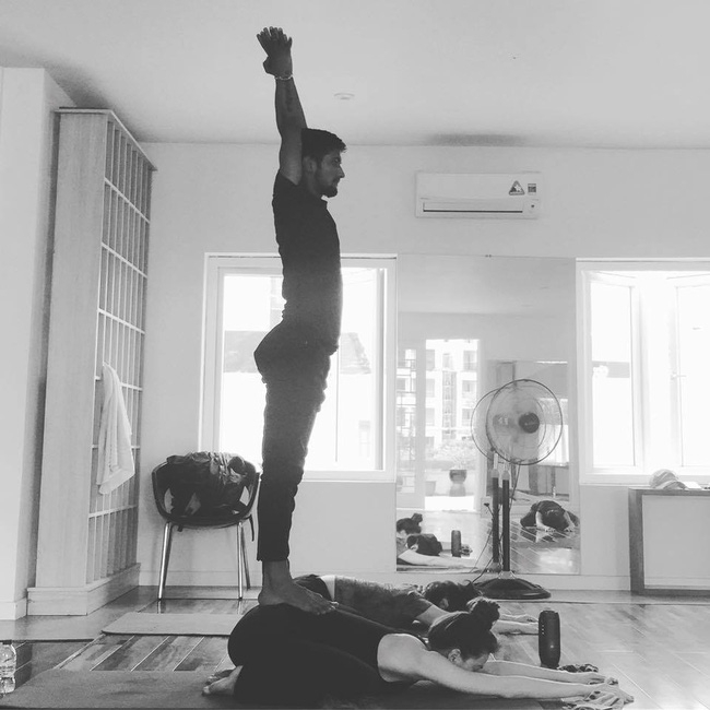 Hà Hồ lại mượn triết lý đá xéo dư luận, khẳng định vẫn luôn sẵn sàng ở dưới cho bạn lên trên - Ảnh 2.