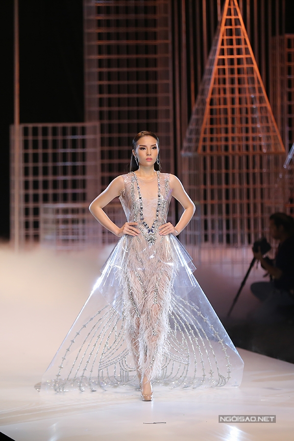 ngoc-trinh-ky-duyen-khuay-dao-show-do-long-2