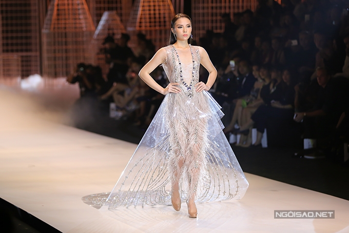 ngoc-trinh-ky-duyen-khuay-dao-show-do-long-3