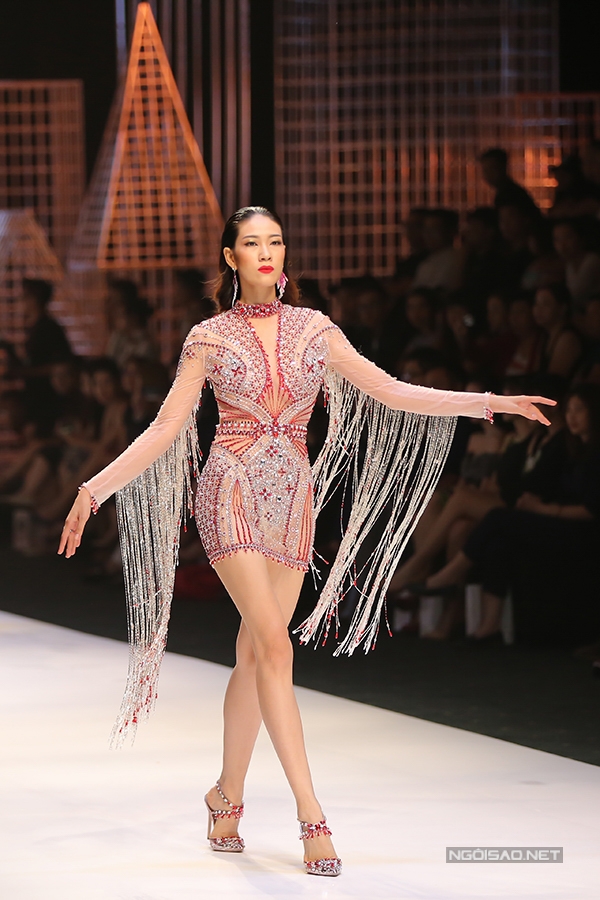 ngoc-trinh-ky-duyen-khuay-dao-show-do-long-5