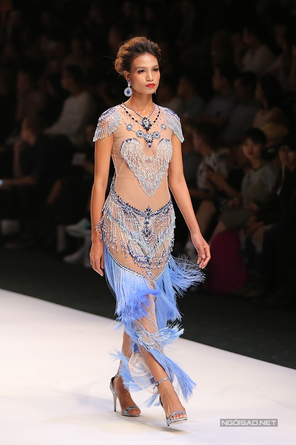ngoc-trinh-ky-duyen-khuay-dao-show-do-long-11