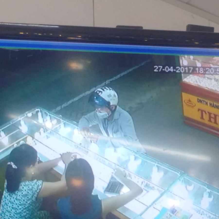 xong thang vao tiem, vo hoi mua roi cuop vang bo chay hinh anh 1