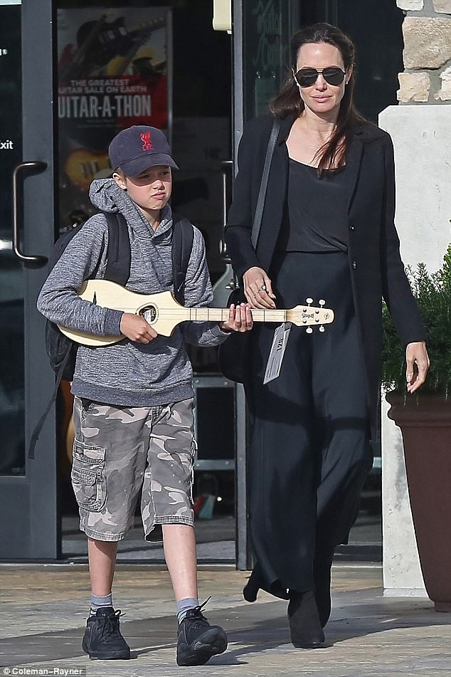 Angelina Jolie mo tiec mung ly hon hinh anh 1