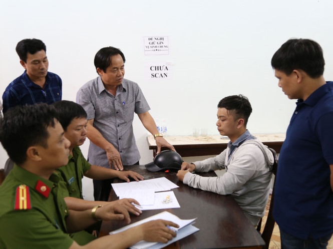 Hồ Phan Nhật Tân tại cơ quan công an /// Ảnh: Trần Hồng