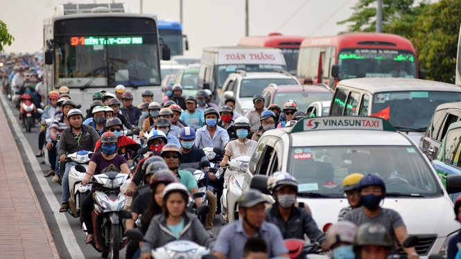Bến xe miền Đông đông nghẹt, khách vẫn đang đổ về 