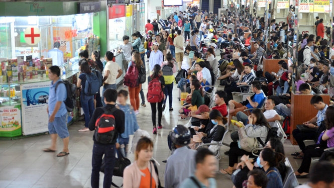 Bến xe miền Đông đông nghẹt, khách vẫn đang đổ về 