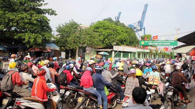 Bến xe miền Đông đông nghẹt, khách vẫn đang đổ về 