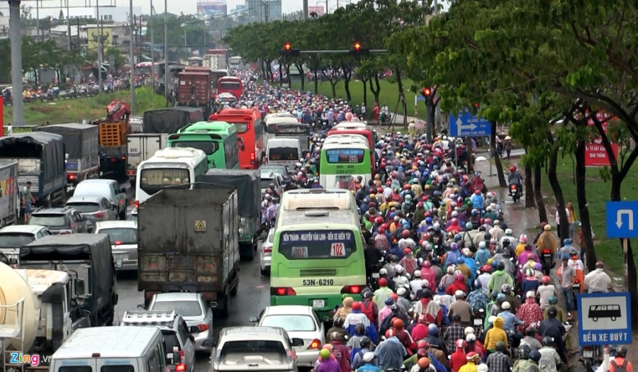 Hang van nguoi ‘na tho’ roi Sai Gon trong canh ngap nuoc, ket xe hinh anh 2