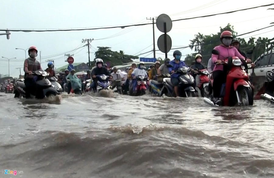 Hang van nguoi ‘na tho’ roi Sai Gon trong canh ngap nuoc, ket xe hinh anh 3