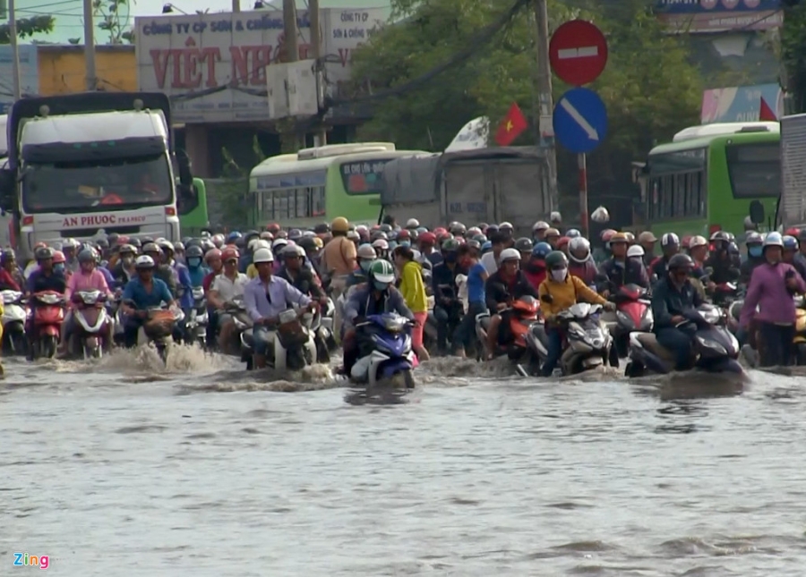 Hang van nguoi ‘na tho’ roi Sai Gon trong canh ngap nuoc, ket xe hinh anh 5