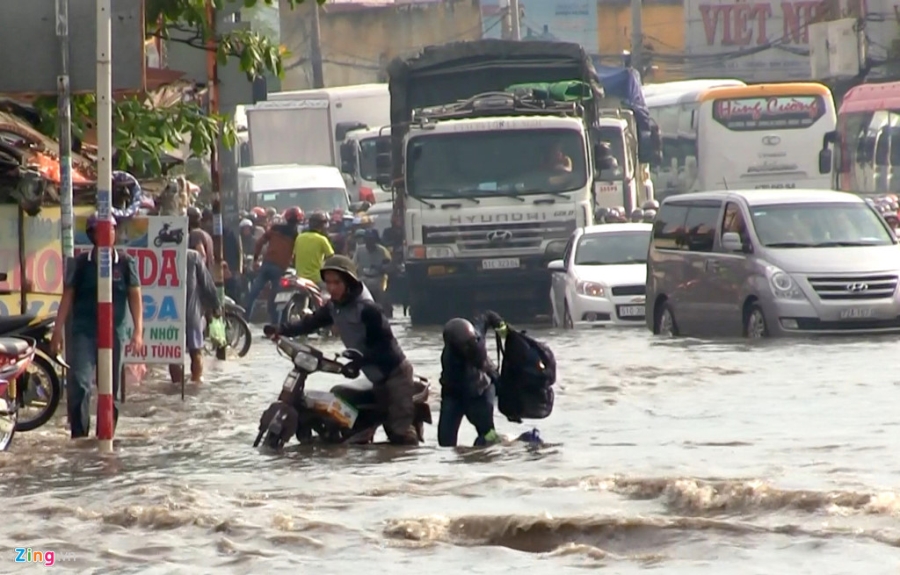 Hang van nguoi ‘na tho’ roi Sai Gon trong canh ngap nuoc, ket xe hinh anh 6
