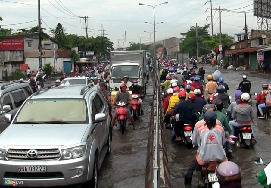 Hang van nguoi ‘na tho’ roi Sai Gon trong canh ngap nuoc, ket xe hinh anh 7
