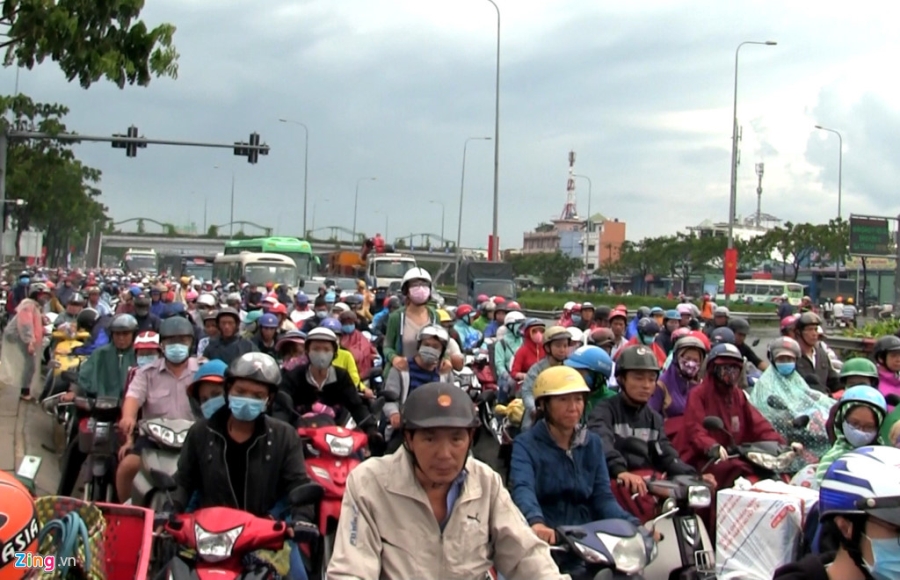 Hang van nguoi ‘na tho’ roi Sai Gon trong canh ngap nuoc, ket xe hinh anh 8