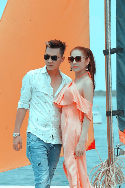 lam-khanh-chi-dien-bikini-khoe-dang-tren-bien-voi-chong-sap-cuoi-1