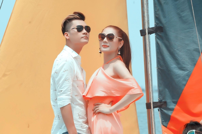 lam-khanh-chi-dien-bikini-khoe-dang-tren-bien-voi-chong-sap-cuoi-2