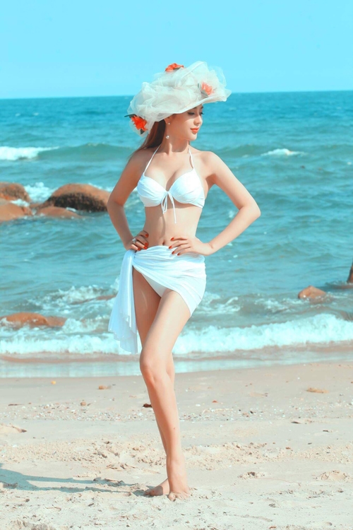 lam-khanh-chi-dien-bikini-khoe-dang-tren-bien-voi-chong-sap-cuoi-3