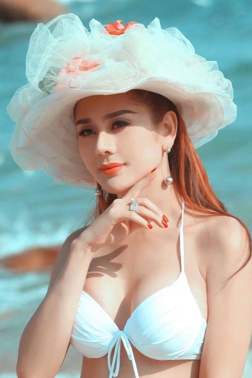 lam-khanh-chi-dien-bikini-khoe-dang-tren-bien-voi-chong-sap-cuoi-6