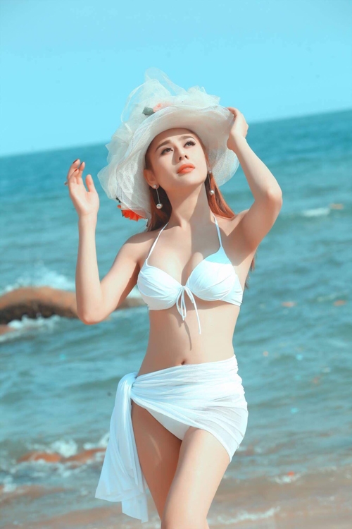 lam-khanh-chi-dien-bikini-khoe-dang-tren-bien-voi-chong-sap-cuoi-8