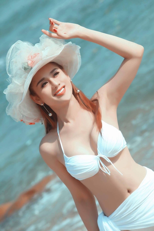 lam-khanh-chi-dien-bikini-khoe-dang-tren-bien-voi-chong-sap-cuoi-9