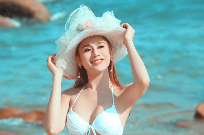lam-khanh-chi-dien-bikini-khoe-dang-tren-bien-voi-chong-sap-cuoi-10
