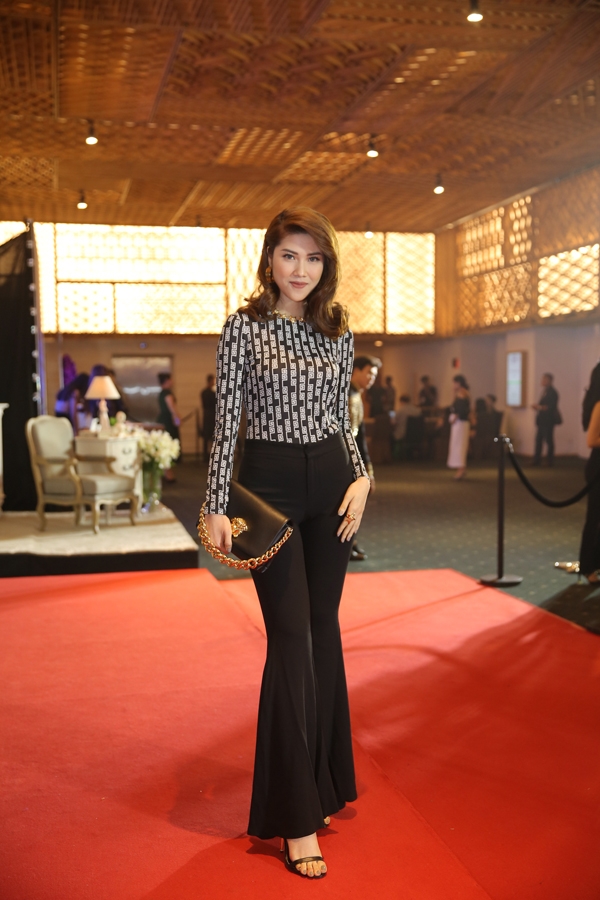 Thu Hằng sành điệu cùng mốt quần ống loe.