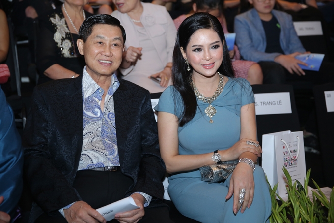 Vợ chồng doanh nhân Johnathan Hạnh Nguyễn, Thuỷ Tiên cũng đến thoi dõi chương trình.