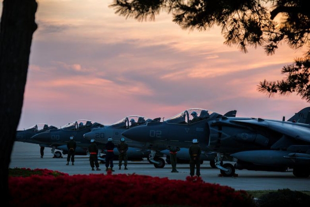  Lính thủy đánh bộ của Mỹ chuẩn bị cho các máy bay chiến đấu AV-8B Harrier cất cánh trong cuộc tập trận Thần Sấm 2017 tại căn cứ không quân Kunsan của Hàn Quốc hôm 26/4. 