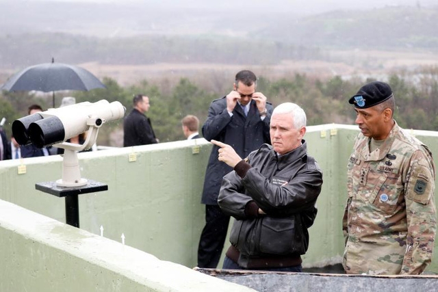  Phó Tổng thống Mỹ Mike Pence tại một đài quan sát ở tỉnh Paju, gần khu vực phi quân sự ngăn cách Hàn Quốc, Triều Tiên trong chuyến thăm Hàn Quốc hôm 17/4. 
