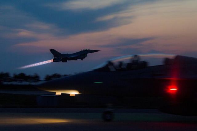  Một máy bay chiến đấu F-16 của Không quân Hàn Quốc xuất kích trong cuộc tập trận Thần Sấm 2017 tại căn cứ Kunsan hôm 26/4. 