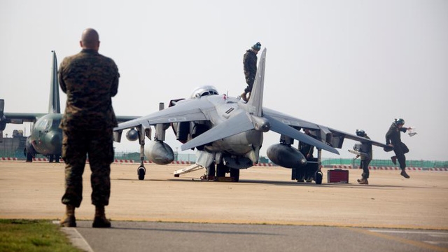  Lính thủy đánh bộ Mỹ giám sát và bảo dưỡng một máy bay chiến đấu AV-8B Harrier trong cuộc tập trận Thần Sấm ở căn cứ Kunsan, Hàn Quốc hôm 18/4. 