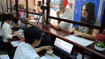 Bộ Giao thông vận tải đã bãi bỏ quy định bắt buộc đổi giấy phép lái xe vật liệu giấy sang vật liệu nhựa (Ảnh minh hoạ: Việt Hưng)
