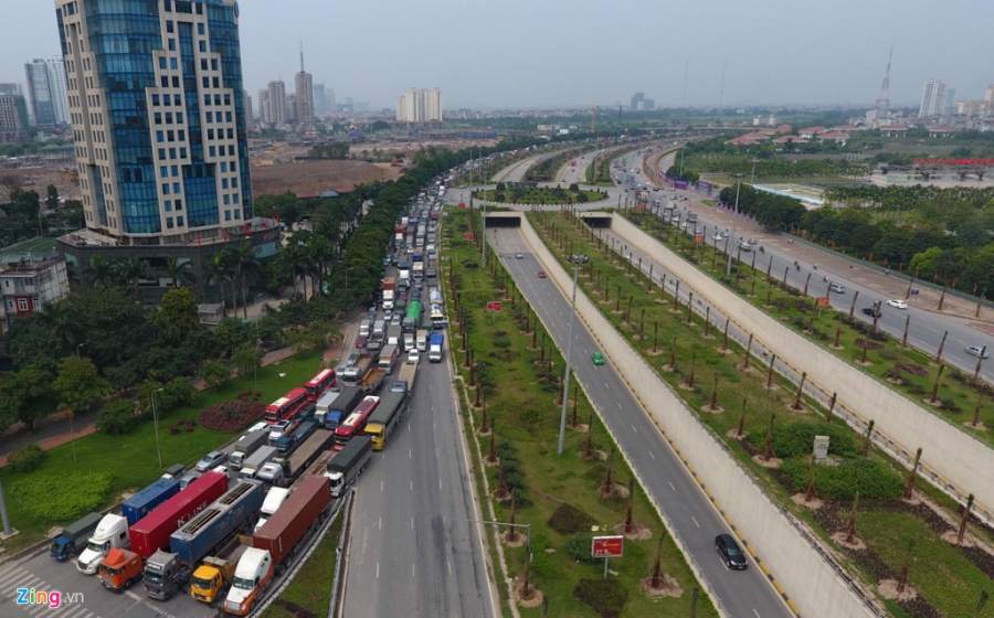 Canh trai nguoc tren duong pho dip nghi le 30/4 hinh anh 2