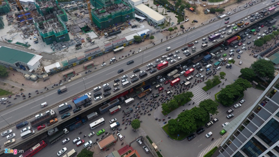 Canh trai nguoc tren duong pho dip nghi le 30/4 hinh anh 4