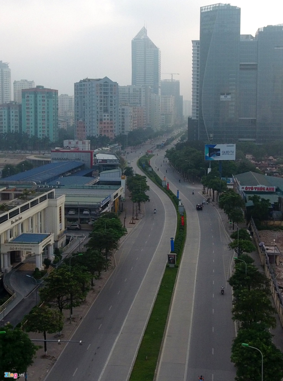 Canh trai nguoc tren duong pho dip nghi le 30/4 hinh anh 8