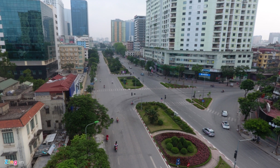 Canh trai nguoc tren duong pho dip nghi le 30/4 hinh anh 12