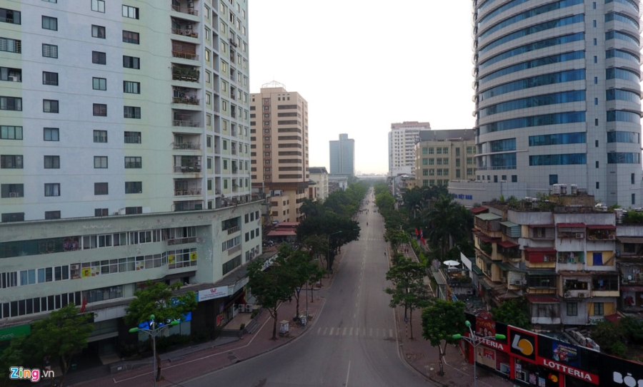 Canh trai nguoc tren duong pho dip nghi le 30/4 hinh anh 14
