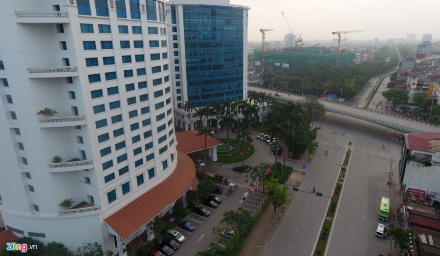 Canh trai nguoc tren duong pho dip nghi le 30/4 hinh anh 15