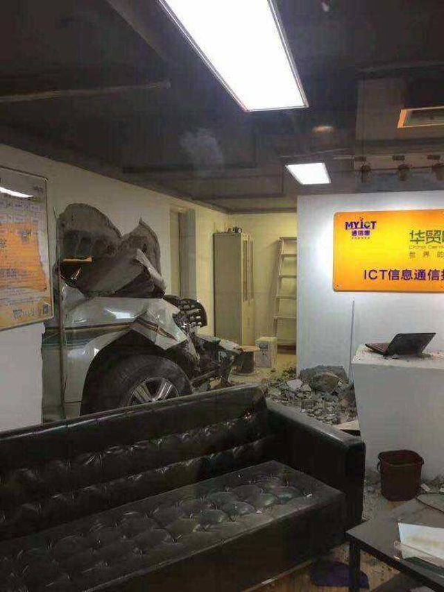 dang lam viec bong xe dien lao vao phong, huc nguoi len khong hinh anh 1